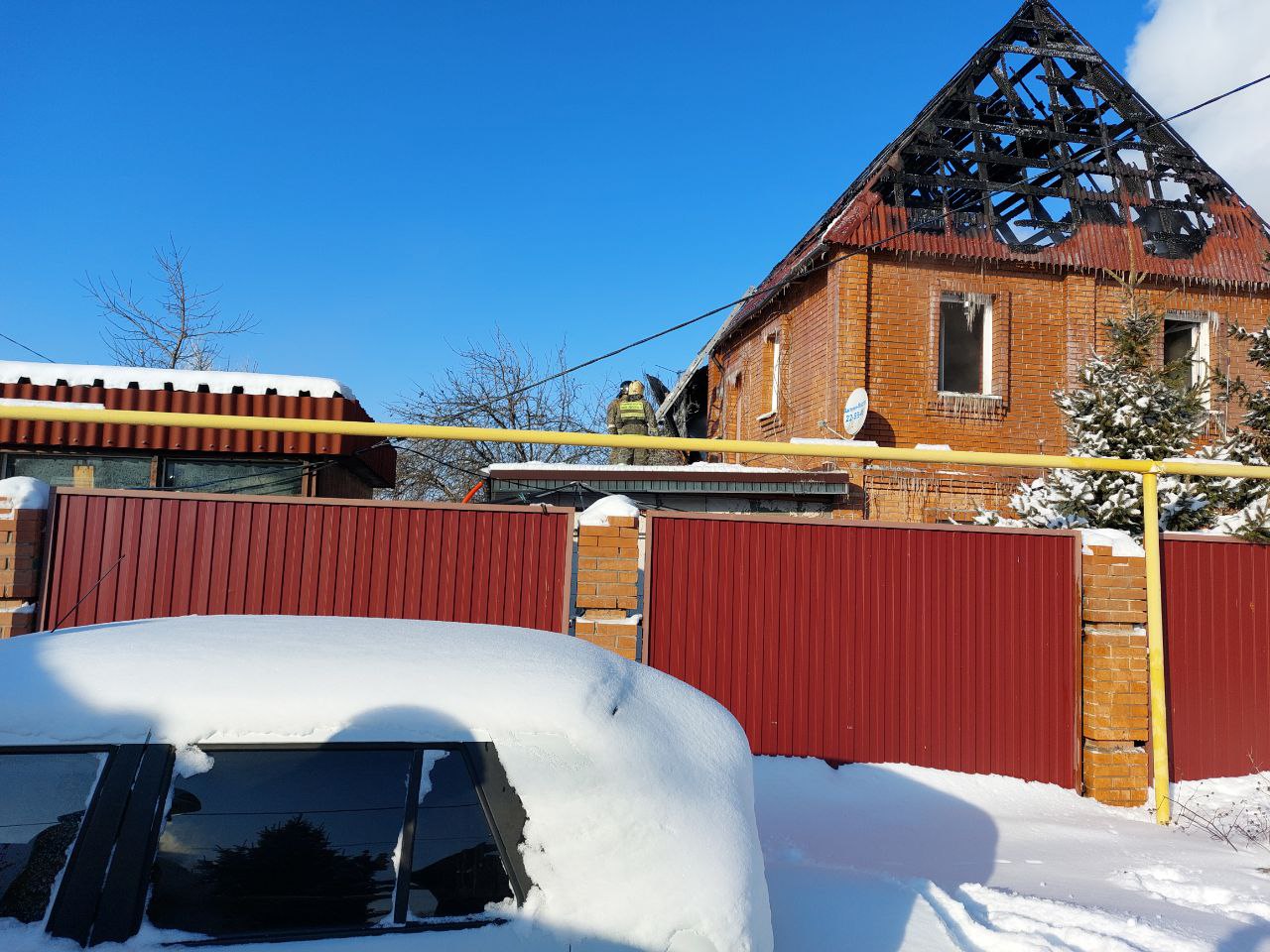 В настоящее время наши огнеборцы работают на ликвидации последствий пожара повышенного ранга 1-БИС в Ставропольском районе