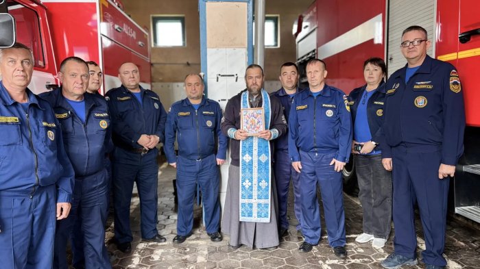 В честь иконы Божией Матери «Неопалимая Купина» продолжаются праздничные молебны — в них принимают участие территориальные специалисты противопожарной службы