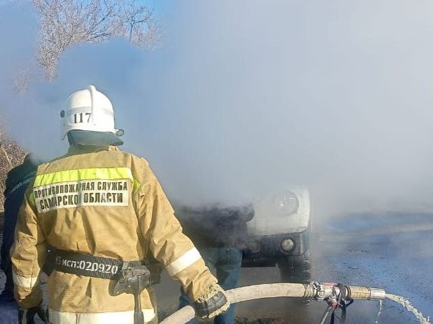 Сегодня утром в Богатовском районе загорелась кабина грузового автомобиля ГАЗ-53