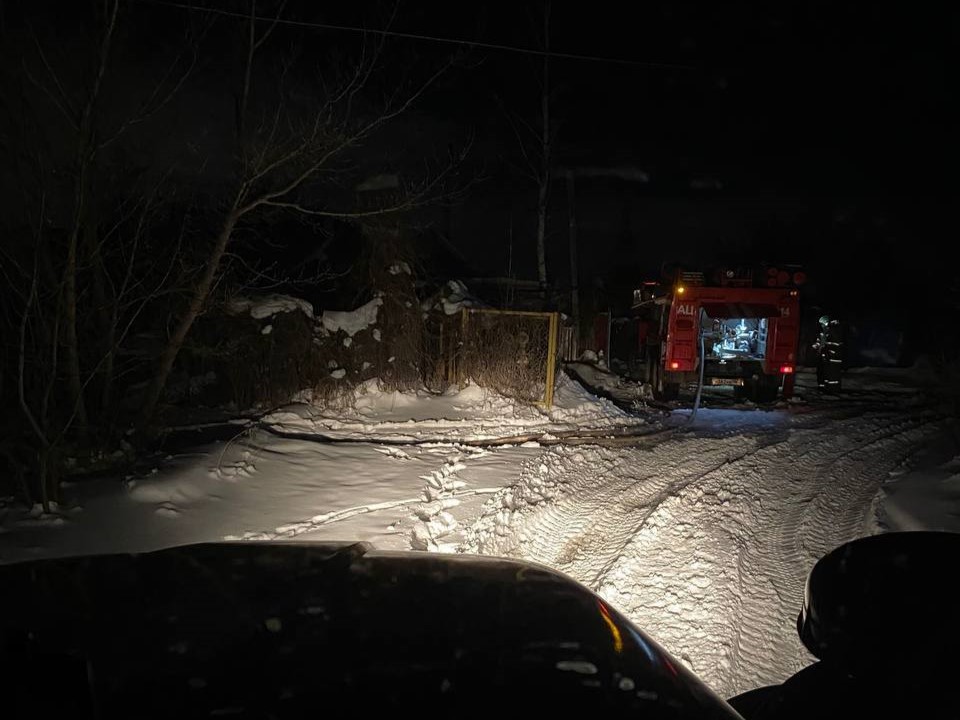 Сегодня ночью в Кинельском районе загорелась охранная будка. К сожалению, погиб человек