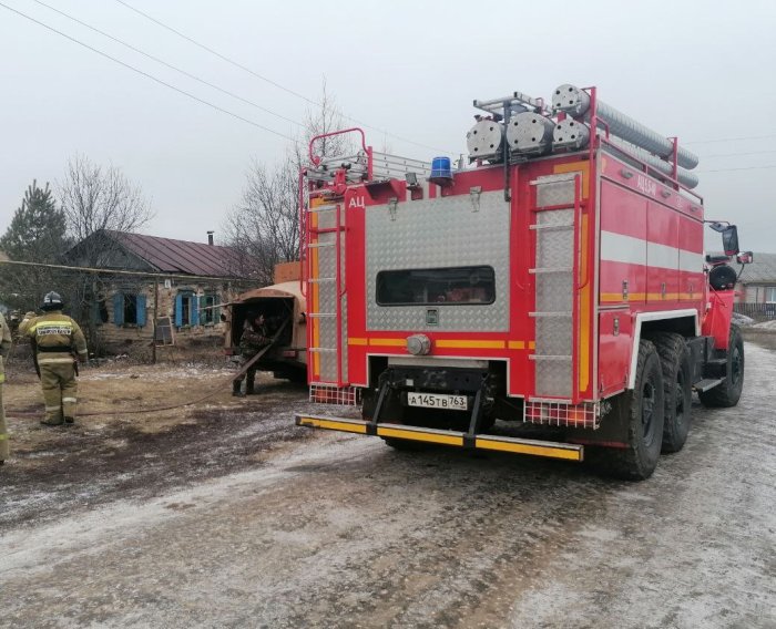 Сегодня в Исаклинском районе огнеборцы 118 пожарно-спасательной части тушили пожар в жилом доме