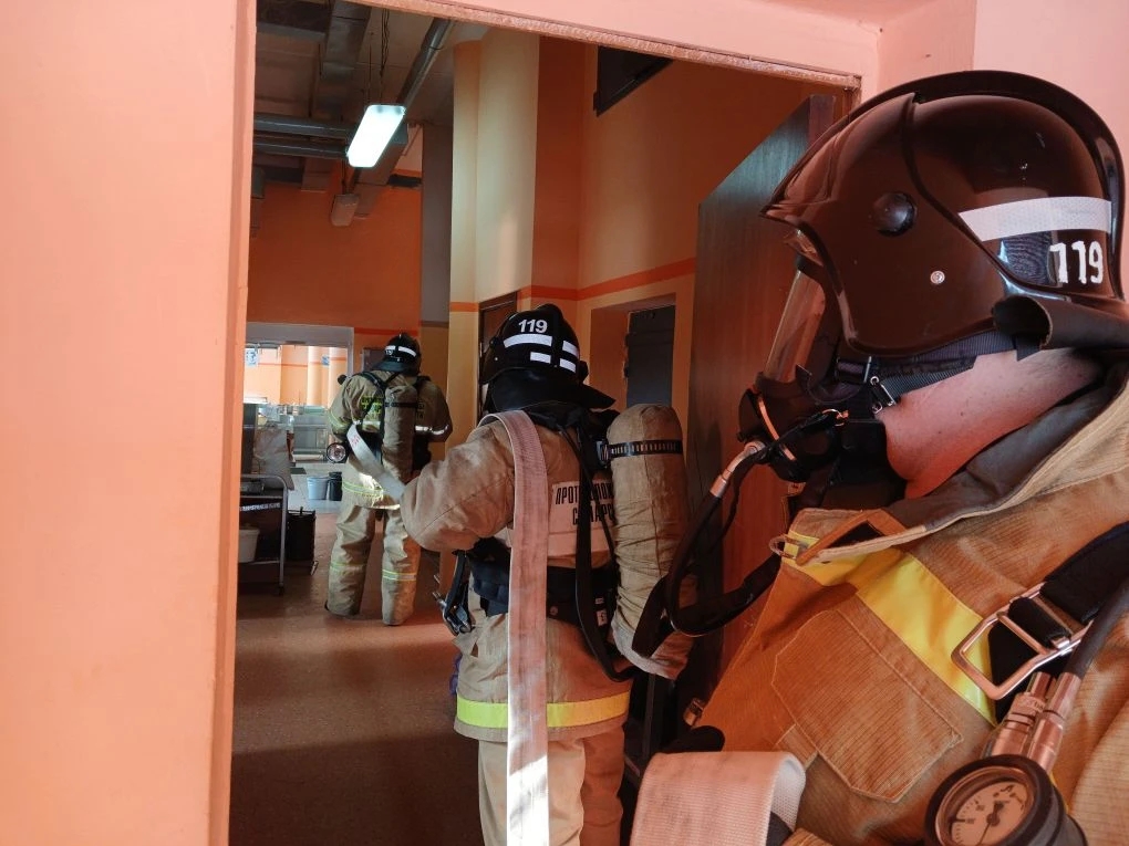 Пожарно-тактическое учение на объекте с массовым пребыванием людей проведено в Клявлинском районе