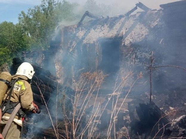 Вчера днем в селе Мойка горел дом на площади 70 квадратных метров
