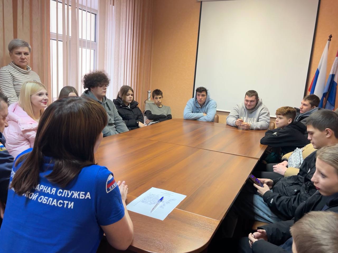 В преддверии новогодних каникул представители пожарно-спасательного отряда № 34 провели встречу с трудными подростками