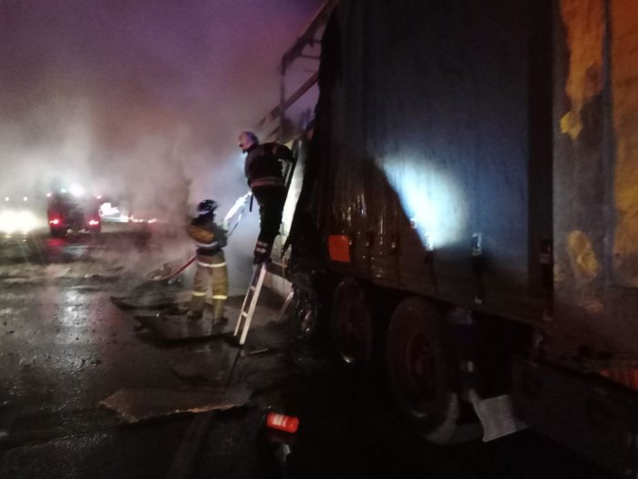 В Сызранском районе произошло возгорание грузового автомобиля во время движения