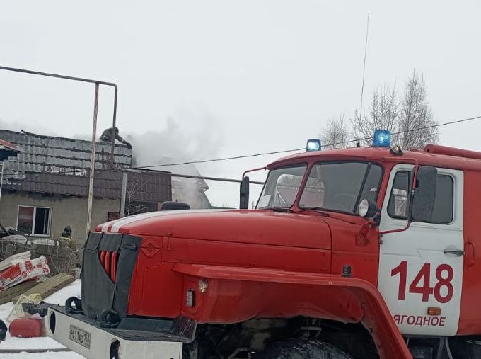 В Ставропольском районе около двух часов назад в селе Ягодное загорелся жилой дом 