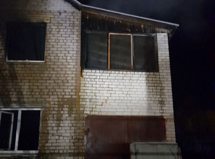 Красноярские огнеборцы ликвидировали возгорание дома на площади 100 квадратных метров