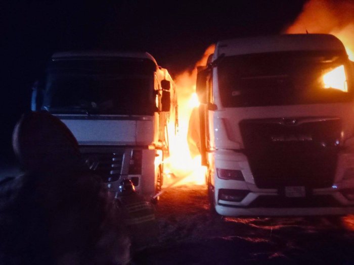 Сегодня ночью в Безенчукском районе горели большегрузы 