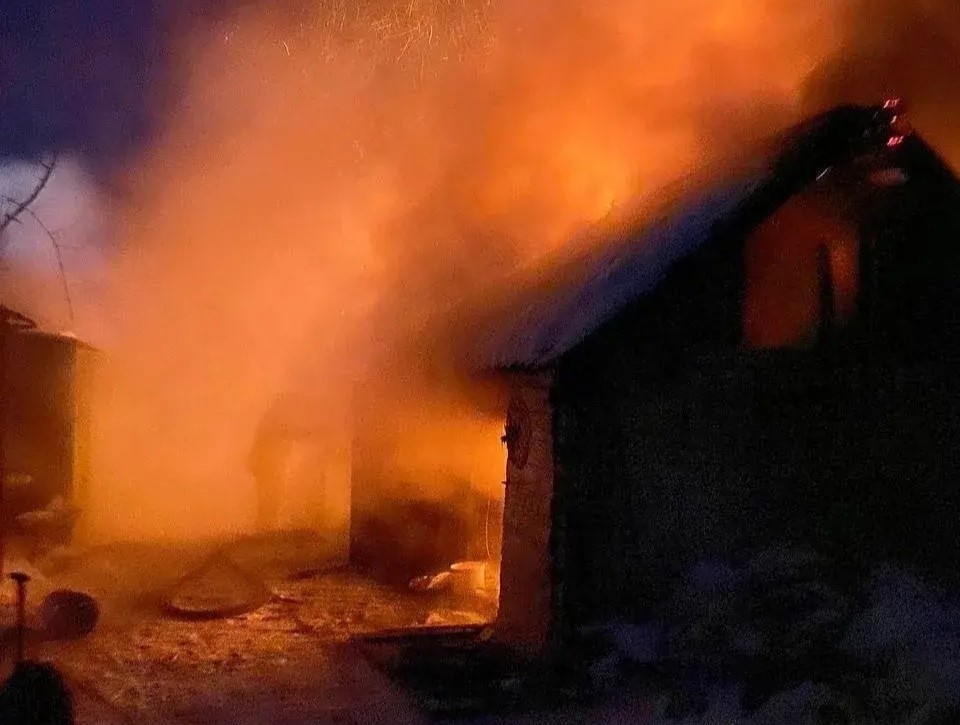 Сегодня ночью в городском округе Кинель огнеборцы 34 Отряда ликвидировали пожар на площади 60 квадратных метров