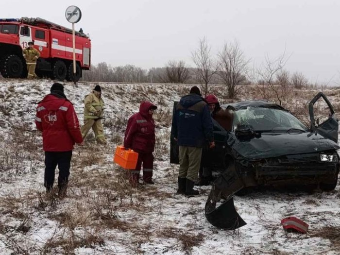 В Большечерниговском районе легковой автомобиль съехал в кювет