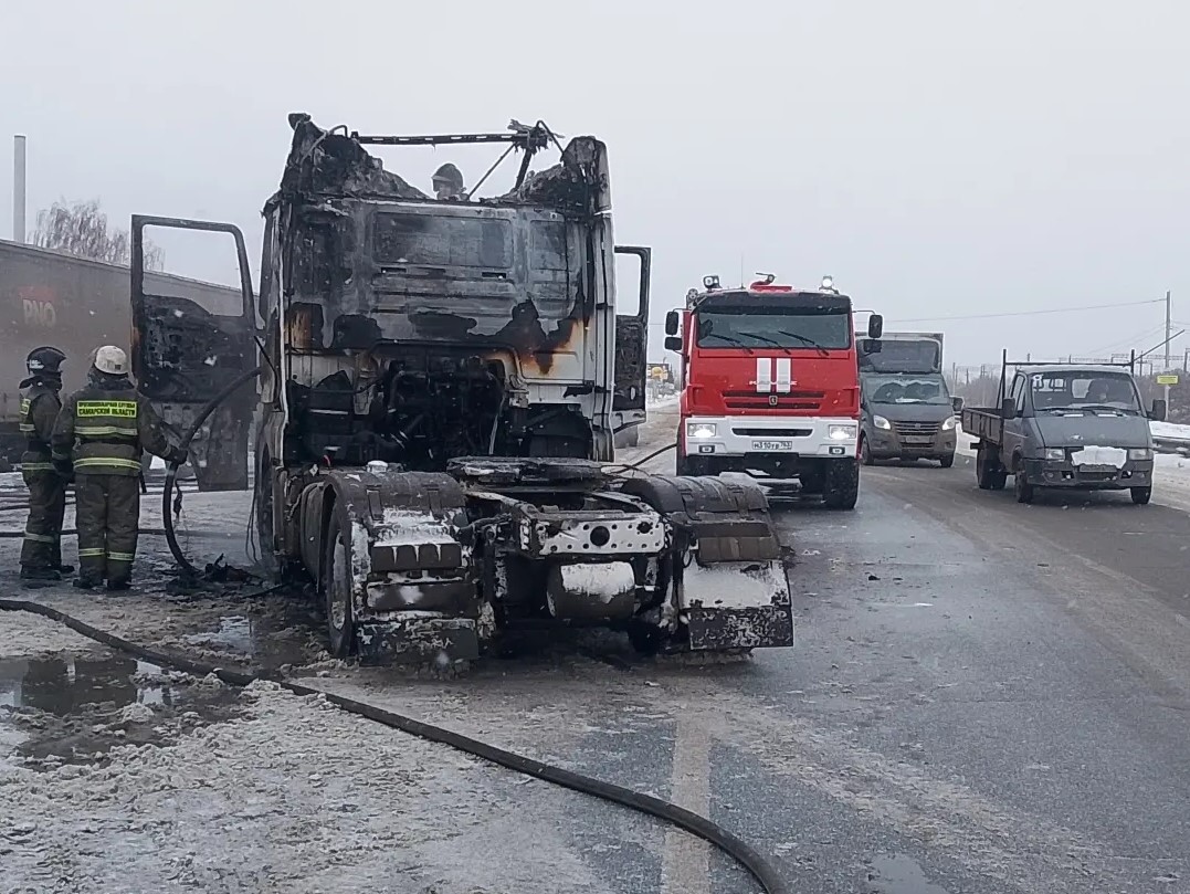 В Ставропольском районе загорелась кабина стоящего на обочине грузовика