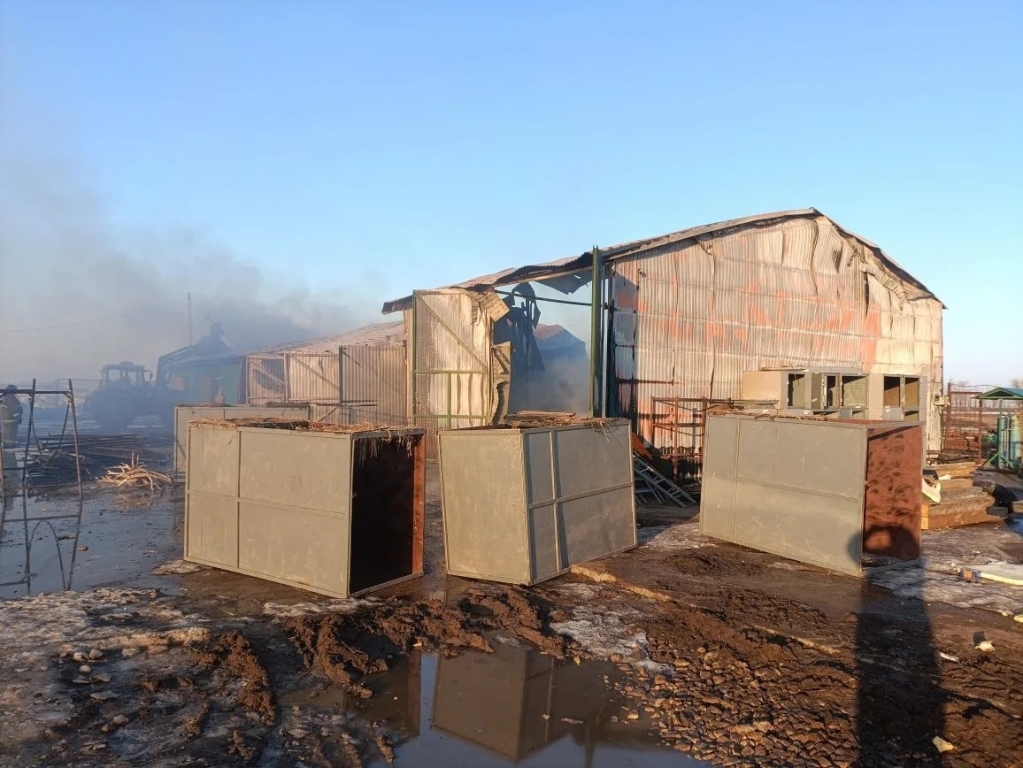 В Большечерниговском районе горел амбар площадью более 400 квадратных метров