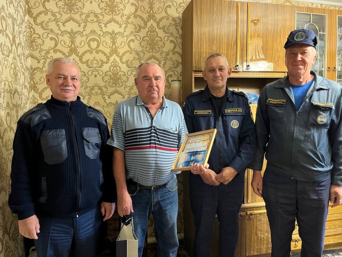 Специалисты пожарно-спасательного отряда № 34 поздравили ветерана пожарной охраны муниципального района Кинельский Черезова Александра Николаевича