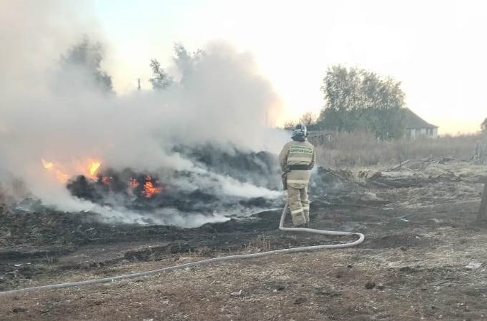 Огнеборцы Приволжского района тушили загоревшуюся солому на площади пятьдесят квадратных метров в селе Озерецкое 