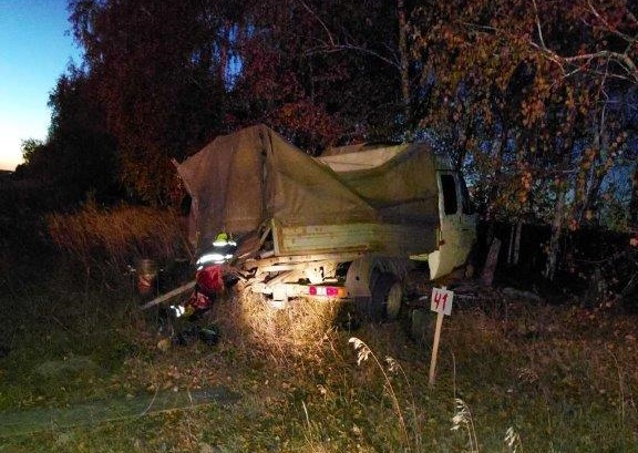 В Елховском районе водитель КАМАЗа допустил столкновение со стоящим автомобилем