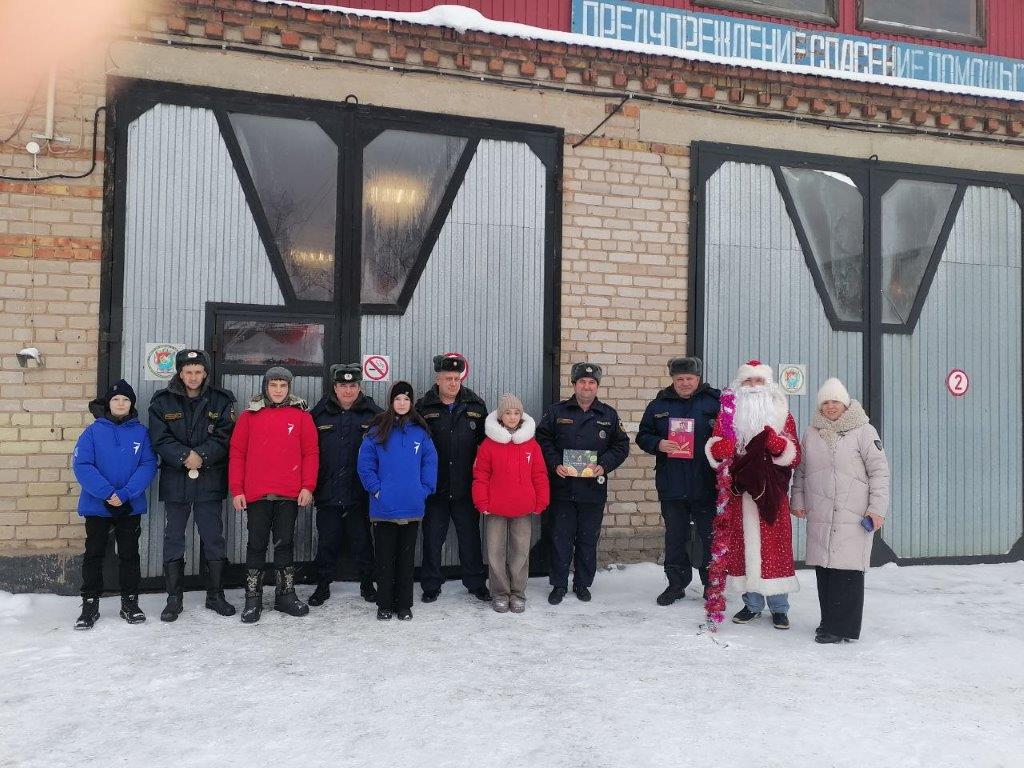 Активисты «Движения первых» продолжают поздравлять наших огнеборцев с наступающим Новым годом и Рождеством Христовым!