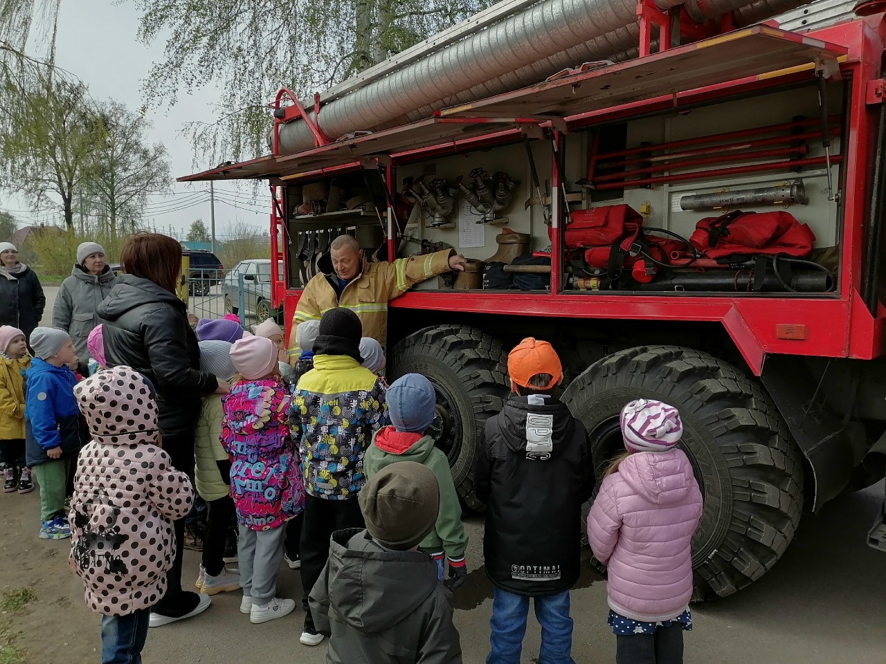Познавательную выездную экскурсию устроили для детей огнеборцы 39-го пожарно-спасательного отряда
