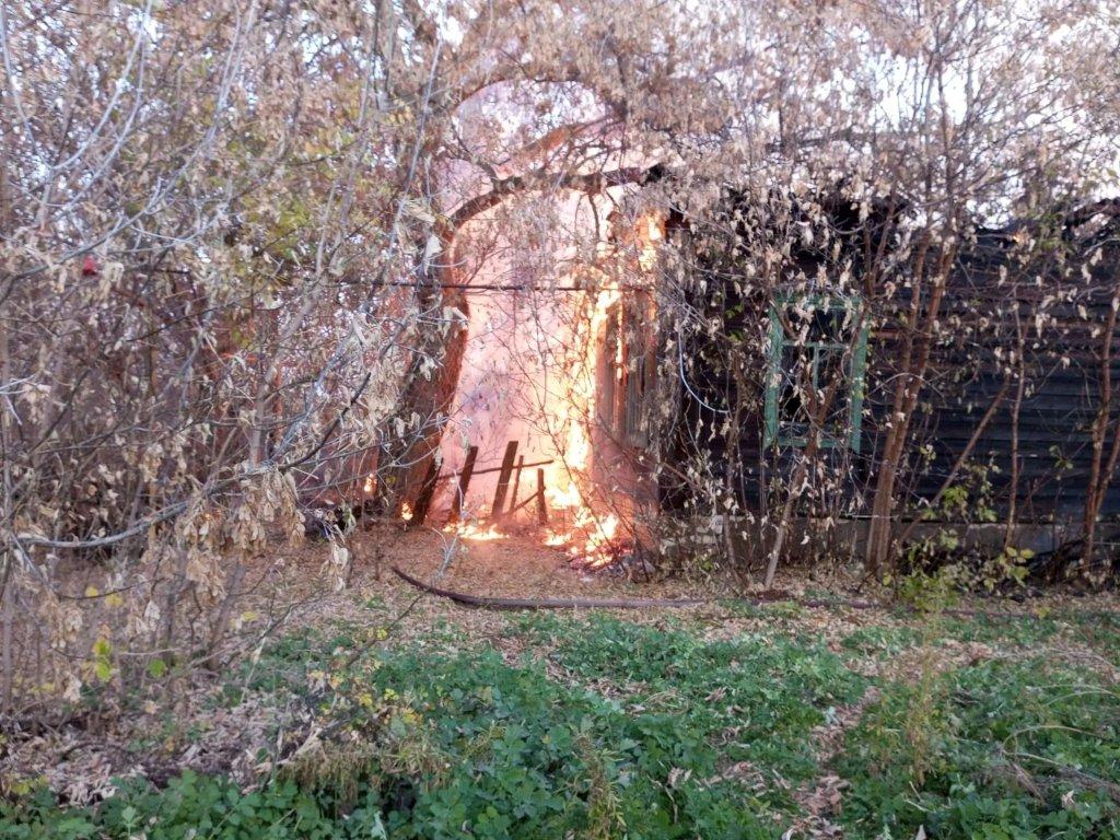 В Красноармейском районе сегодня загорелся заброшенный дом. Пожару был присвоен ранг 1-БИС
