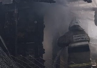 Красноярские огнеборцы ликвидировали возгорание бани на площади 20 квадратных метров