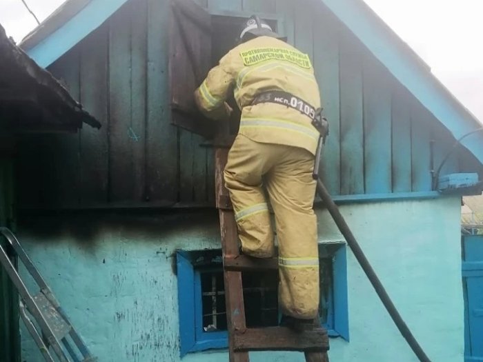 В Богатовском районе наши огнеборцы потушили горящие надворные постройки