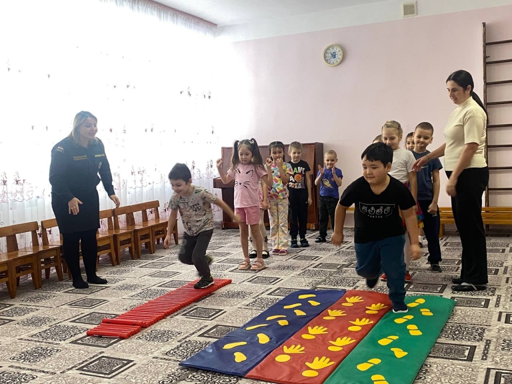 В бой с огненной стихией пожарный идет, тушит огонь и спасает народ!