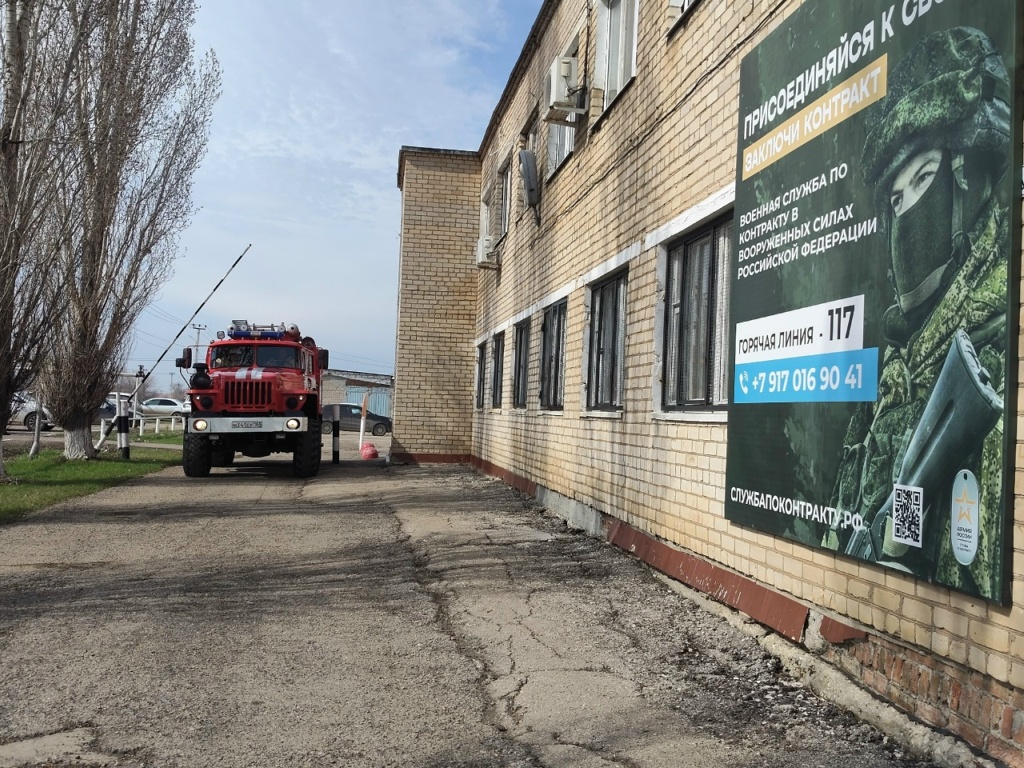 Пожарно-тактическое занятие состоялось в здании одного из социально значимых объектов Большечерниговского района