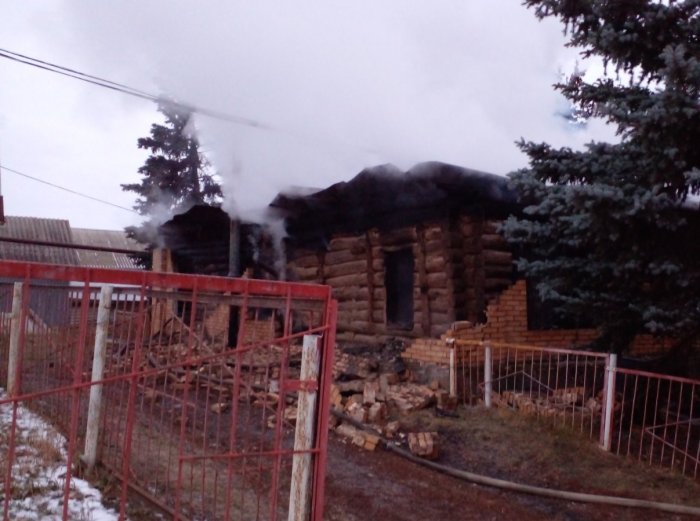 В селе Малое Микушкино Исаклинского района горело заброшенное здание