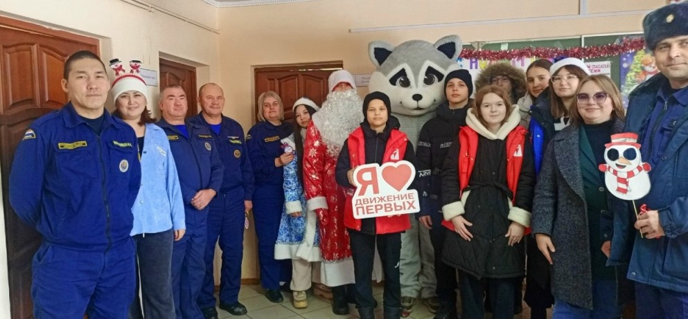 В рамках Всероссийской акции Движения Первых "Российский Детский Дед Мороз" наши огнеборцы продолжают получать поздравления