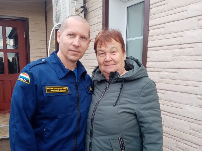 Представители 45-го пожарно-спасательного отряда поздравили ветеранов с Днем пожарной охраны России