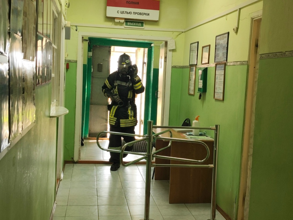 Пожарно-тактическое занятие состоялось в здании одного из социально значимых объектов Большечерниговского района