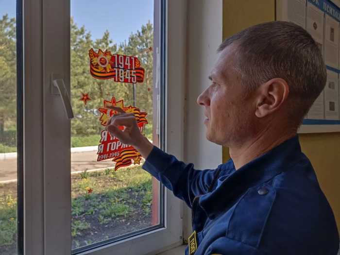 С гордостью присоединились к Всероссийской патриотической акции «Окна Победы» и территориальные подразделения из Алексеевского и Кошкинского районов