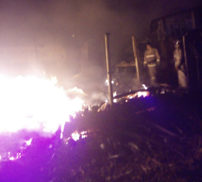 Сегодня ночью в селе Усинское загорелись дом и надворные постройки 