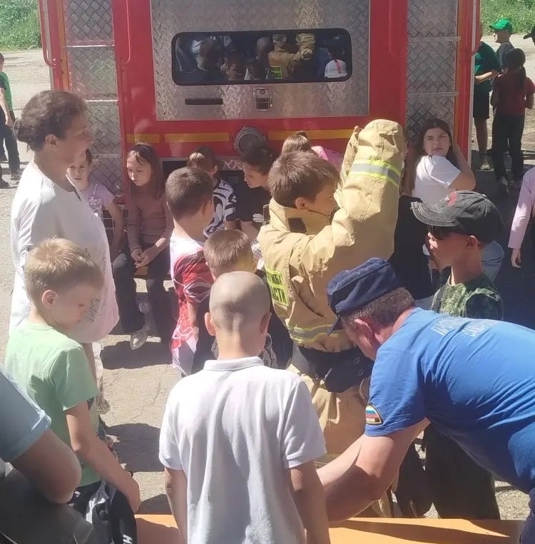 Познавательную экскурсию для детей провели кинель-черкасские огнеборцы 