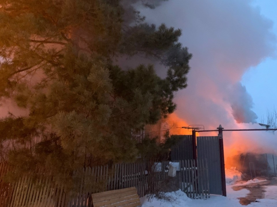 В настоящий момент в Кинель-Черкасском районе горит дом на площади 40 квадратных метров