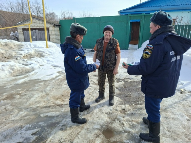 В Челно-Вершинском районе специалисты 42 Отряда провели профилактические беседы с жителями