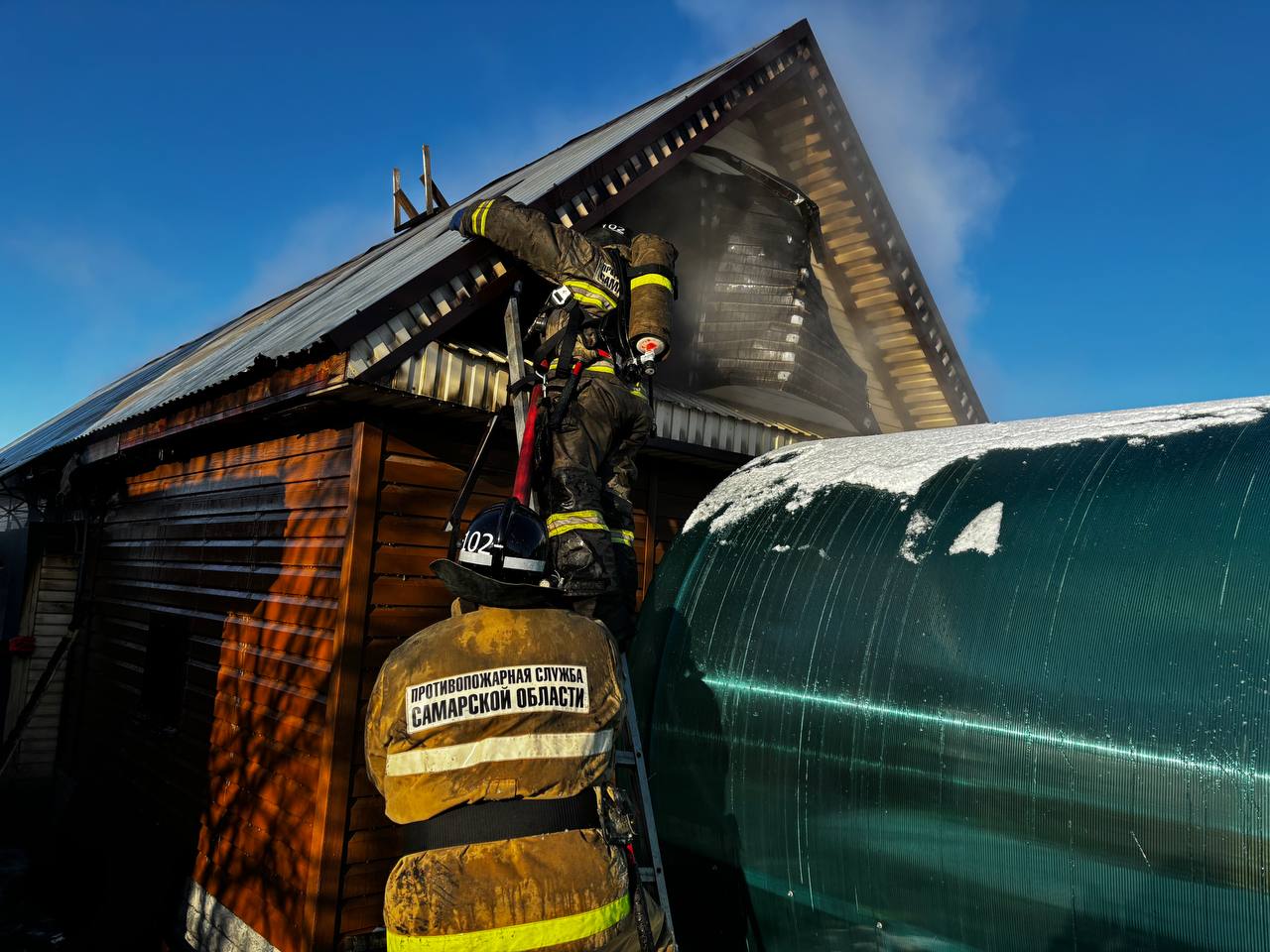 Сегодня в городе Похвистнево загорелись надворные постройки