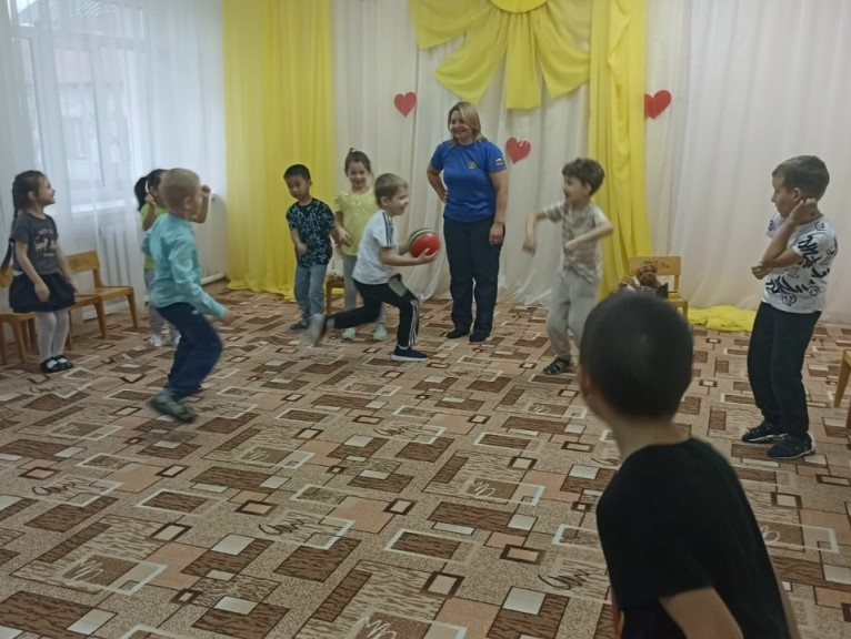 Инструктор противопожарной профилактики 133 Части провела спортивную эстафету с подрастающим поколением