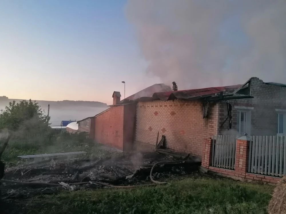 Ночью в Исаклинском районе загорелся жилой дом