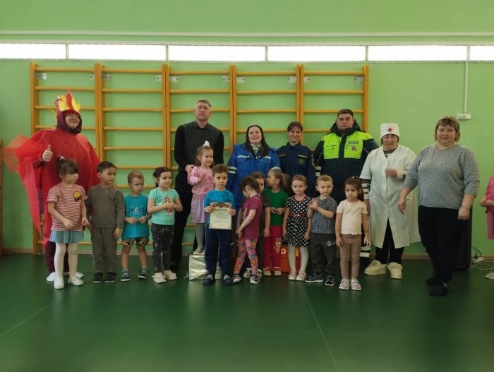 В пестравском детском саду совместно с нашим инструктором прошла военно-патриотическая игра «Зарница»