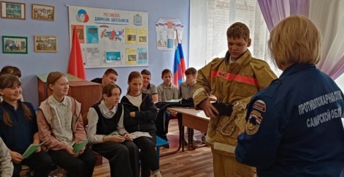 В Приволжском районе специалисты пожарно-спасательного отряда № 45  проводят профориентационные занятия с учащимися