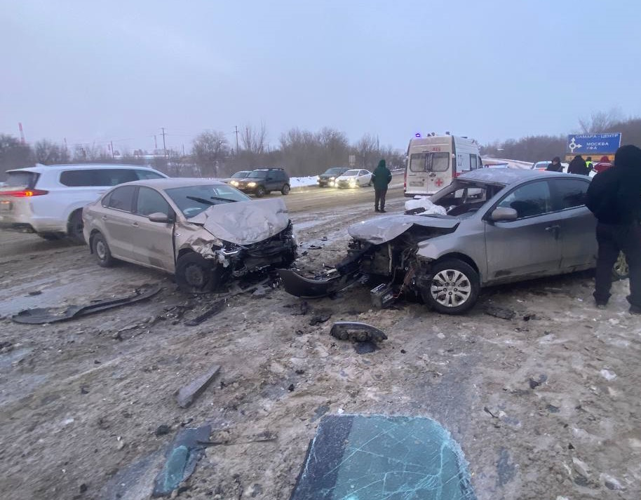 Дорожно-транспортное происшествие с участием трех автомобилей произошло вчера в Волжском районе