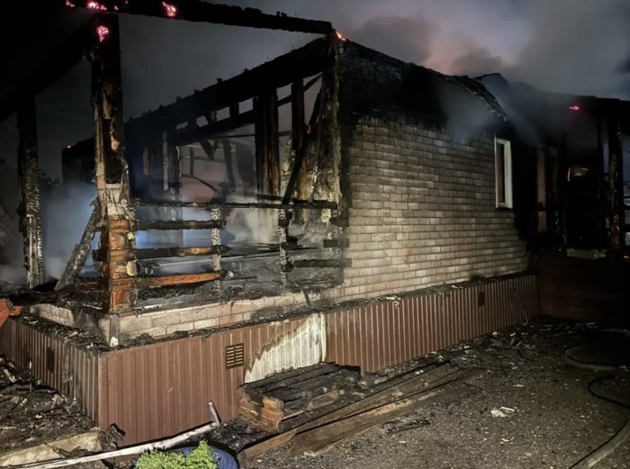 В Кинеле огнеборцы 34-го пожарно-спасательного отряда ликвидировали пожар на площади 200 квадратных метров