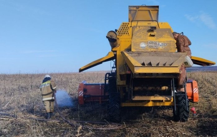 Огнеборцы пожарно - спасательной части № 102 пожарно-спасательного отряда № 35 тушили комбайн