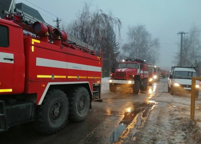 Сегодня рано утром в поселке Волжский красноярские пожарные-спасатели работали на ликвидации пожара в жилом доме