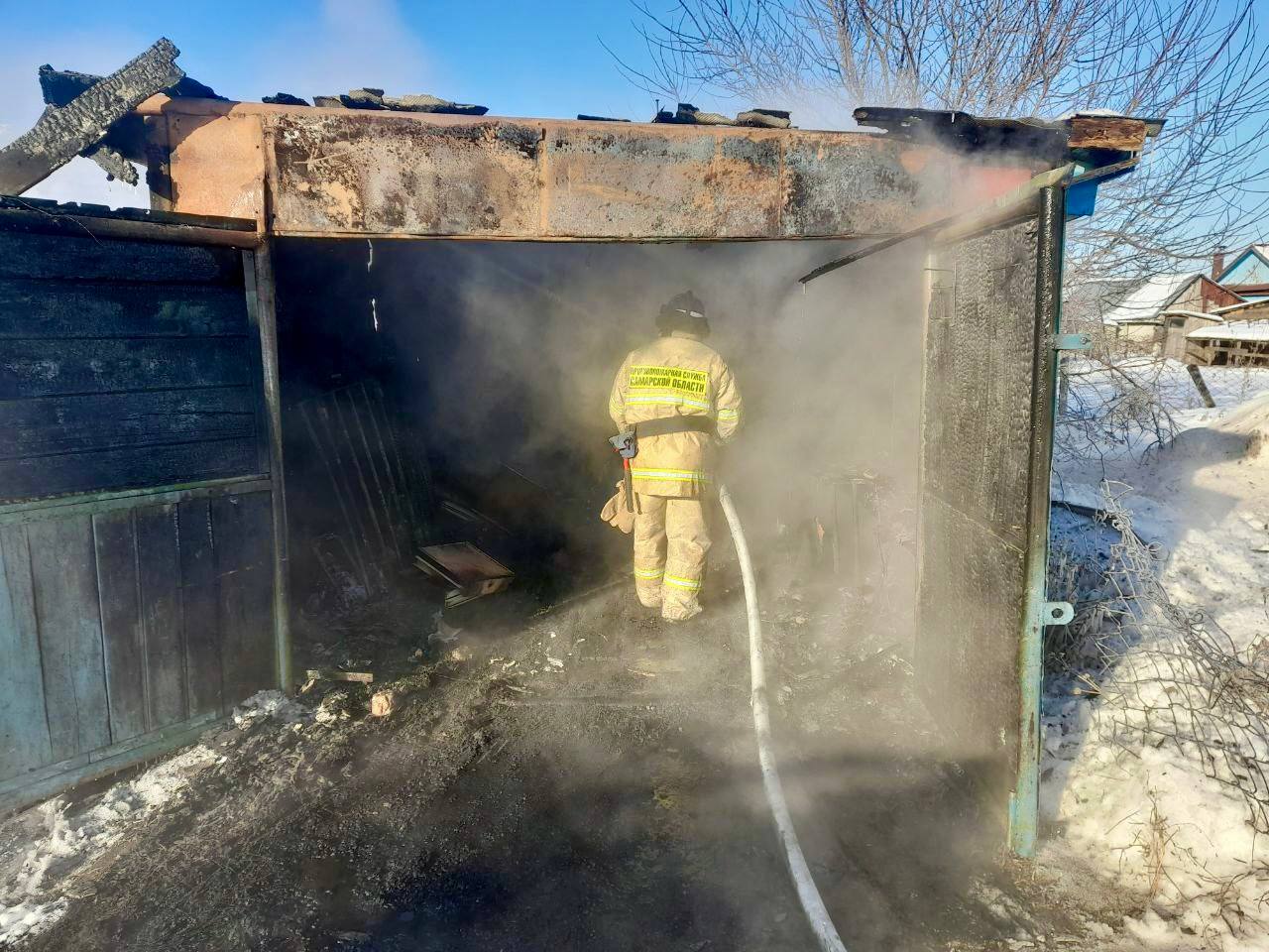 Сегодня в Похвистневском районе горел гараж с находившимся внутри автомобилем