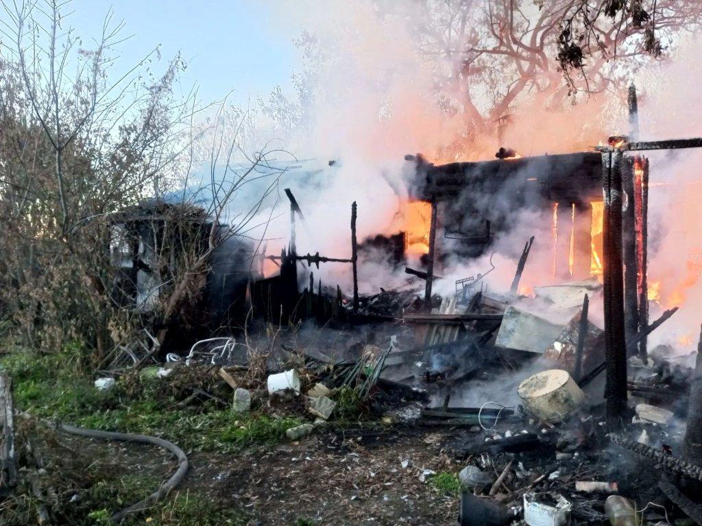 В Красноармейском районе сегодня загорелся заброшенный дом. Пожару был присвоен ранг 1-БИС