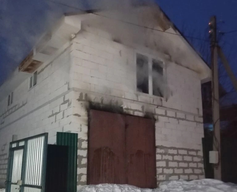 В Ставропольском районе в гараже со стоящим в нём автомобилем произошёл пожар