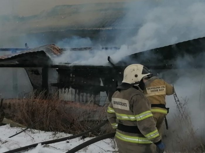 Прямо сейчас в Красноярском районе продолжаются проливка и разбор горящих конструкций