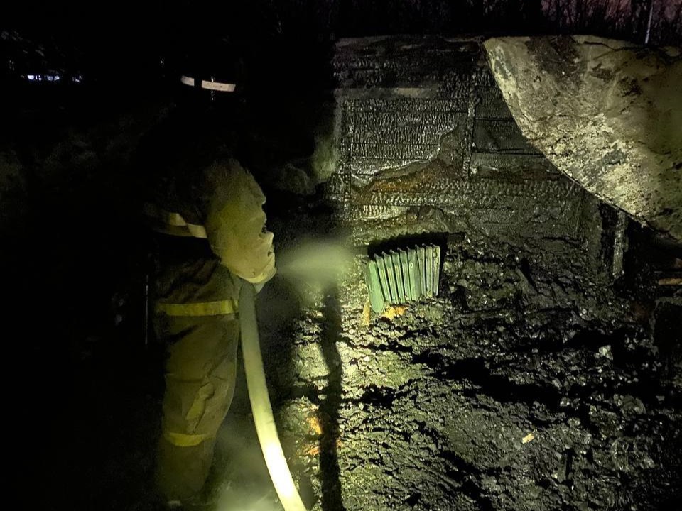 Сегодня ночью в Кинельском районе загорелась охранная будка. К сожалению, погиб человек