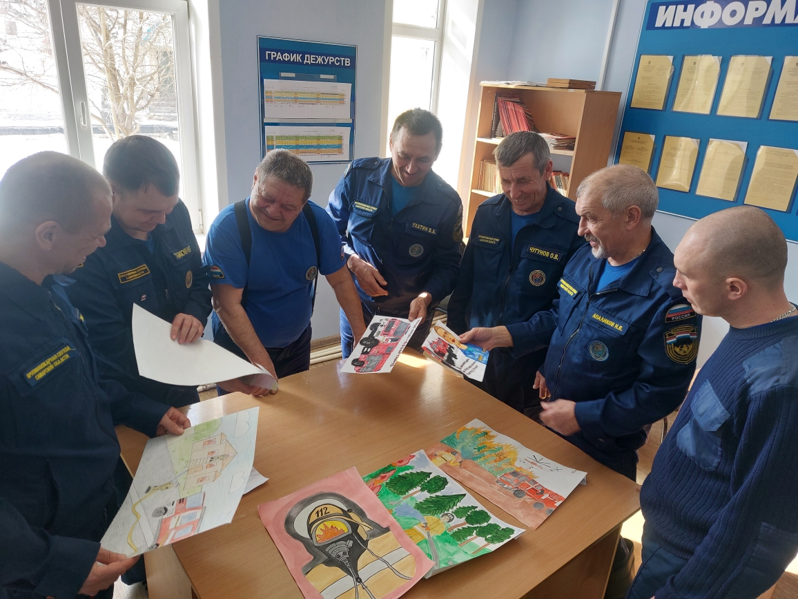 В Похвистневском и Борском районах в пожарно-спасательных отрядах № 35 и 48 соответственно успешно завершили первые этапы ежегодного регионального конкурса детского рисунка «Мои родители работают в пожарно-спасательном подразделении»